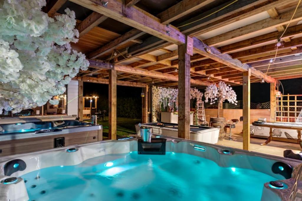 Hen & Stag Retreat Weekend Stay Sleeps 10 To 30 セットフォード エクステリア 写真